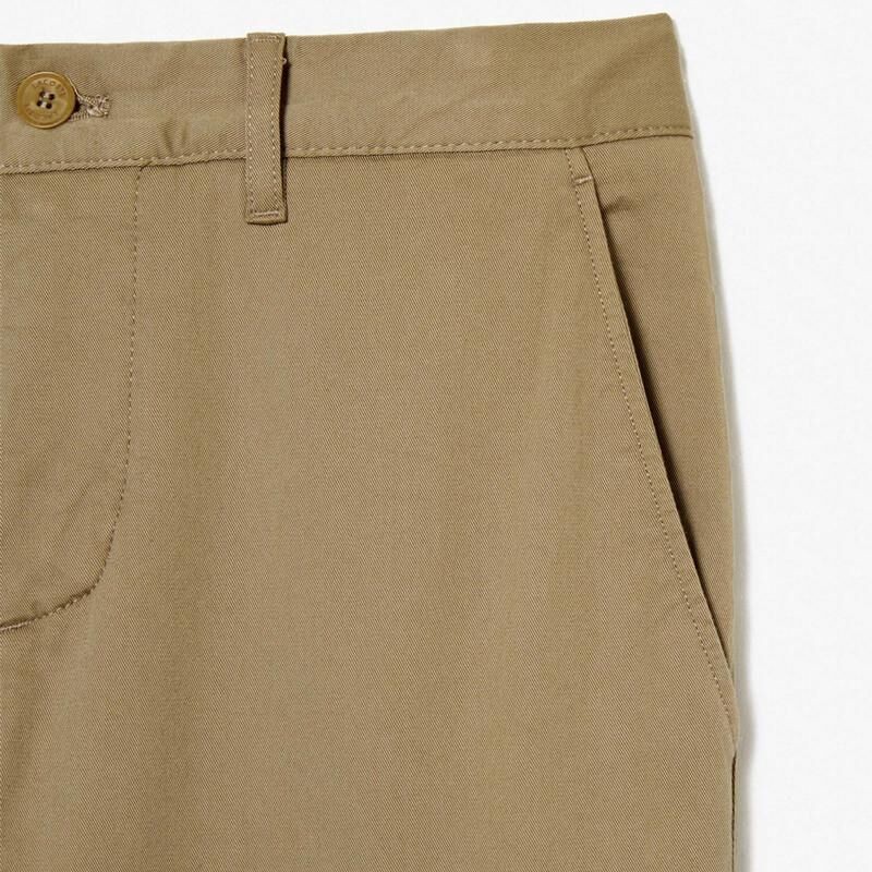 Pantalon Lacoste Chino Slim en Coton – Élégance Moderne et Confort
